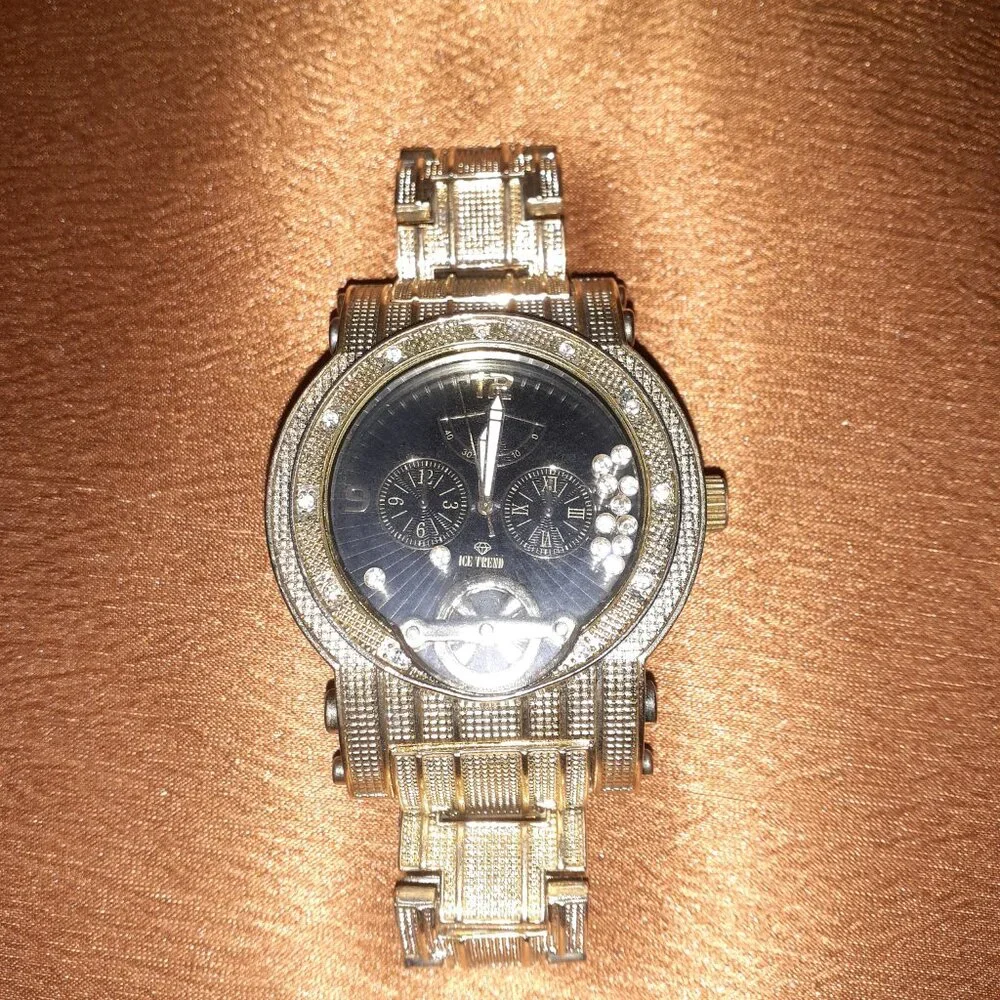 👤 VINTAGE DAIMOND INCLOSED ROYALTON WATCH ( NEEDS NEW BATTERY ) -    $30 - Picture 2 of 12